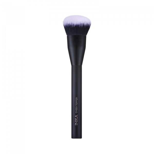 Cheek Topper Brush - INIKA - Piggabutiken.se Cheek Topper Brush - INIKA - Piggabutiken.se